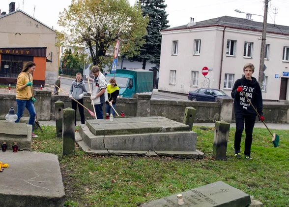 cmentarz sw. stanislawa w skierniewicach sprzatanie 0405