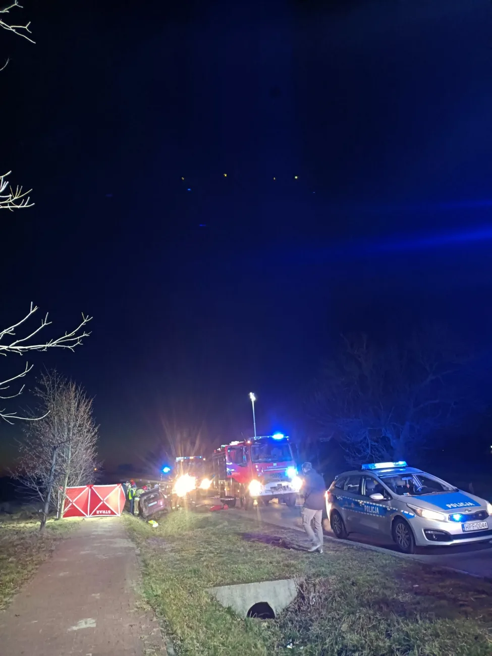 Tragiczny wypadek w Nowej Trzciannie. Nie żyje jedna osoba, druga walczy o życie 22 1104842885023330