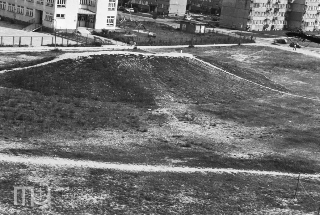 25 zdjęć największego osiedla w Skierniewicach z lat 80. – tak wyglądało życie w morzu błota i betonu! 38 998d6b6f 7054 477c bb29 be024479472e preview 1100x0
