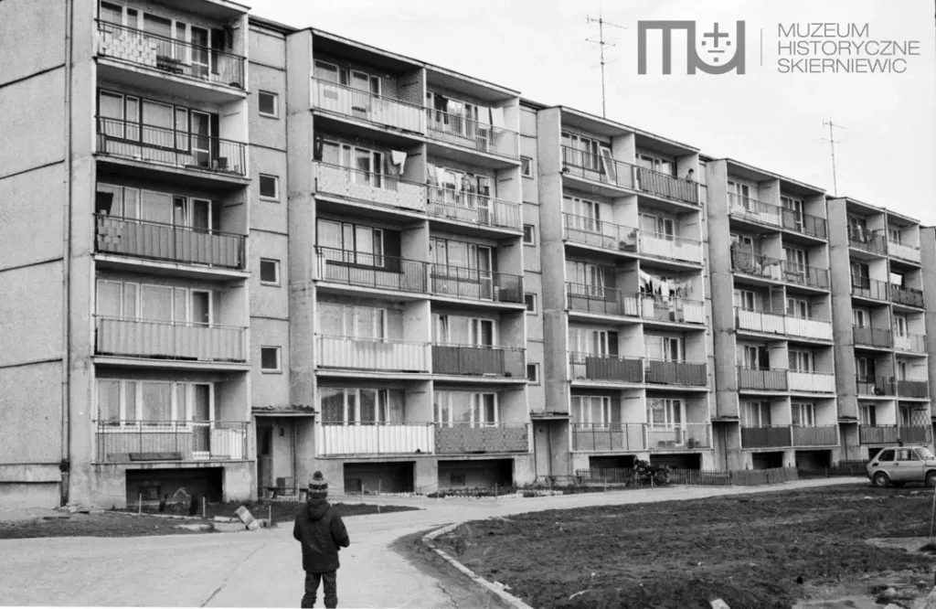 25 zdjęć największego osiedla w Skierniewicach z lat 80. – tak wyglądało życie w morzu błota i betonu! 33 dfdc7e7d fd12 4170 bbe8 e0df5947b9f9 preview 1100x0
