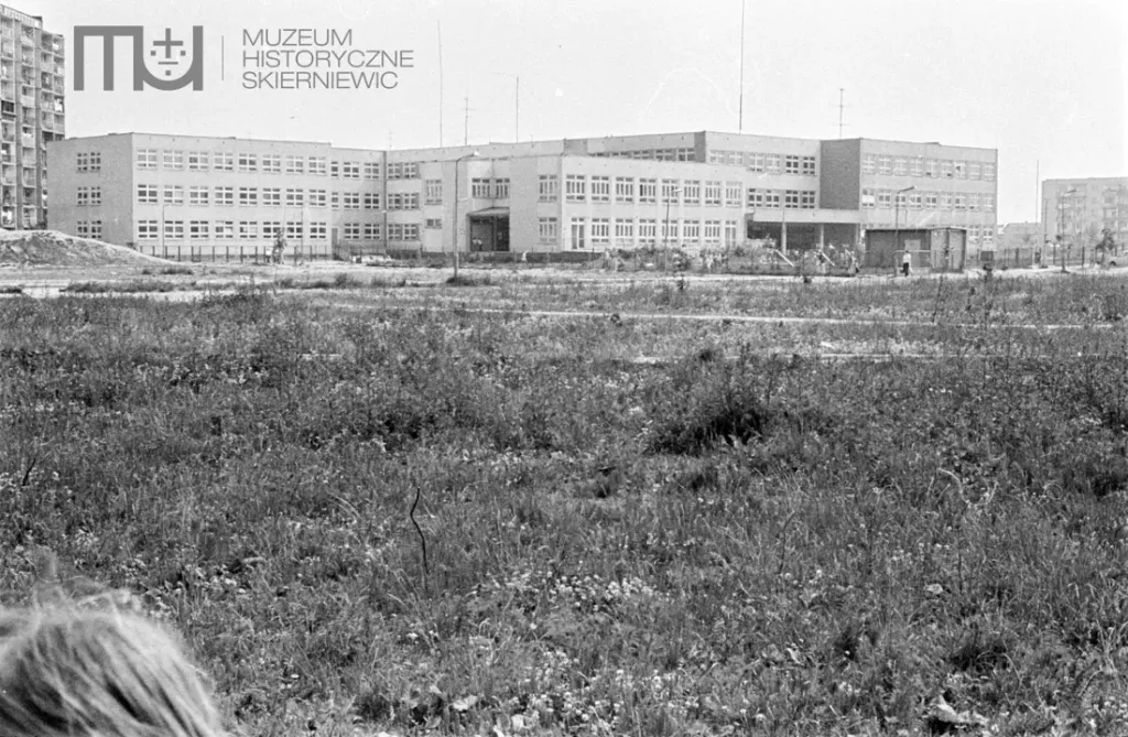 25 zdjęć największego osiedla w Skierniewicach z lat 80. – tak wyglądało życie w morzu błota i betonu! 36 ffdccaba 5d63 4fe6 8bd9 7337288beaa4 preview 1100x0
