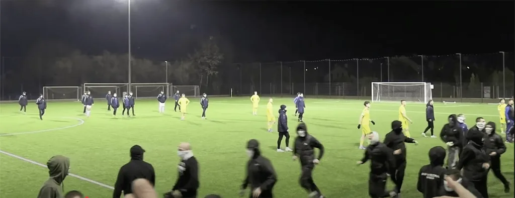 skandaliczne sceny w skierniewicach zamaskowani kibice przerwali mecz iii ligi 003 min min