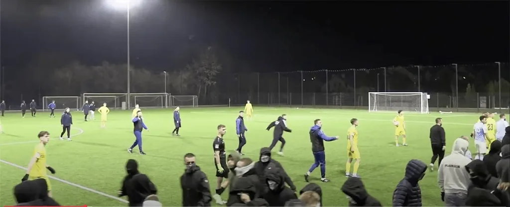 skandaliczne sceny w skierniewicach zamaskowani kibice przerwali mecz iii ligi 004 min min