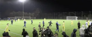 Skandaliczne sceny w Skierniewicach. Zamaskowani kibice przerwali mecz III ligi 10 skandaliczne sceny w skierniewicach zamaskowani kibice przerwali mecz iii ligi 004 min min