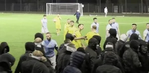 Skandaliczne sceny w Skierniewicach. Zamaskowani kibice przerwali mecz III ligi 11 skandaliczne sceny w skierniewicach zamaskowani kibice przerwali mecz iii ligi 005 min min