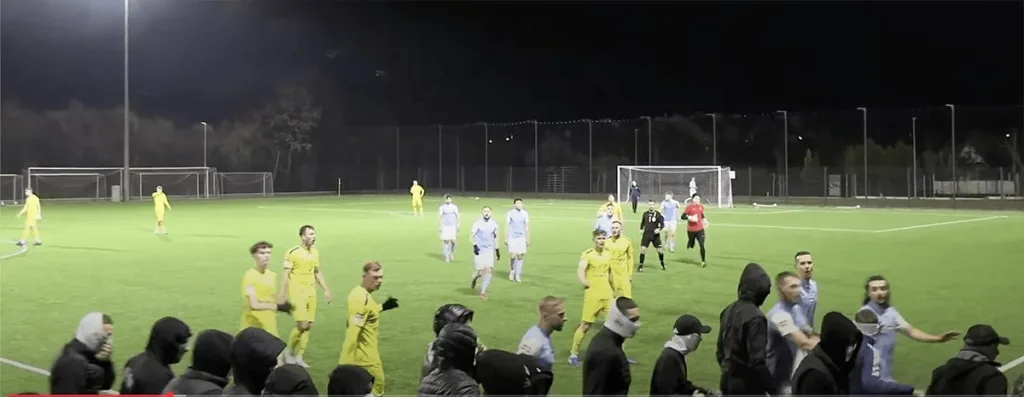 skandaliczne sceny w skierniewicach zamaskowani kibice przerwali mecz iii ligi 006 min min