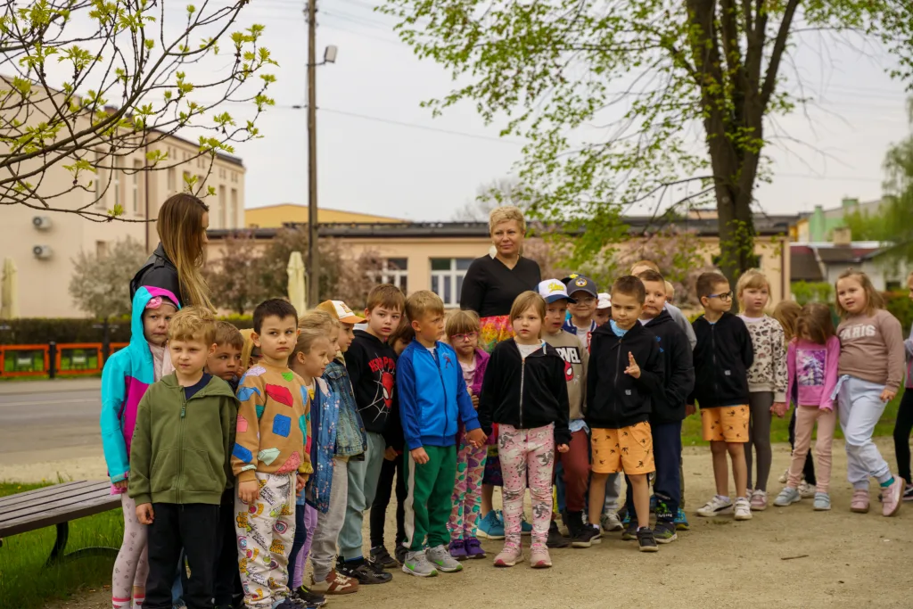 sadzenie drzew w skierniewicach z okazji miedzynarodowego dnia ziemi 11 z 48