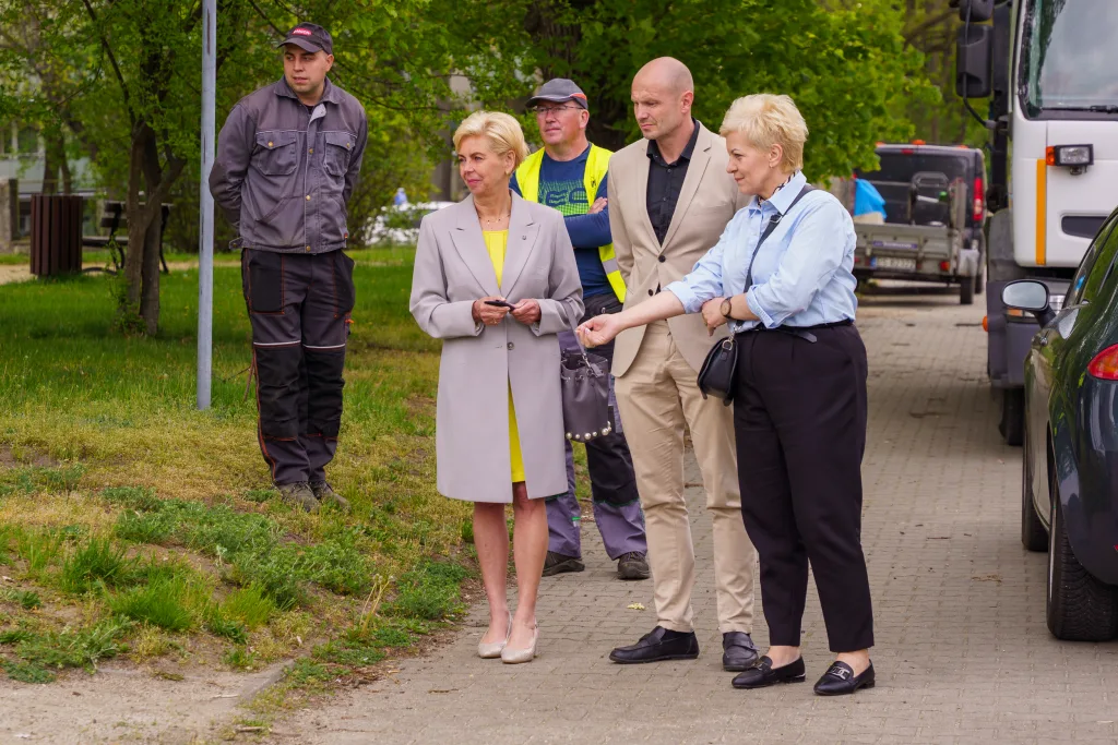 sadzenie drzew w skierniewicach z okazji miedzynarodowego dnia ziemi 12 z 48