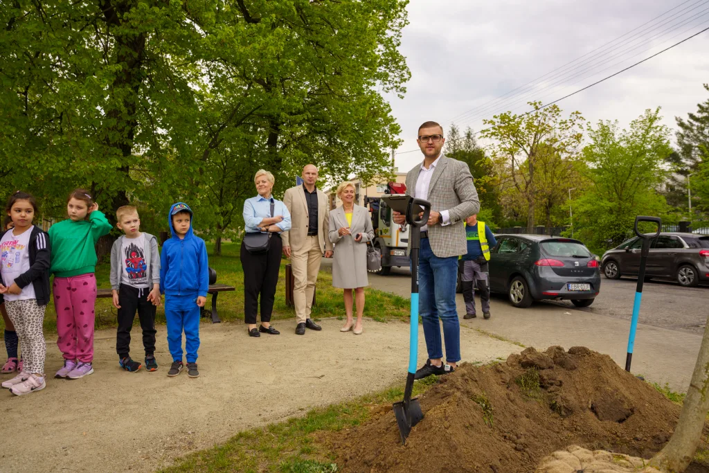 sadzenie drzew w skierniewicach z okazji miedzynarodowego dnia ziemi 13 z 48