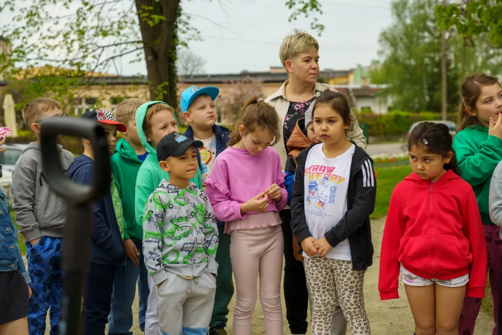 sadzenie drzew w skierniewicach z okazji miedzynarodowego dnia ziemi 17 z 48