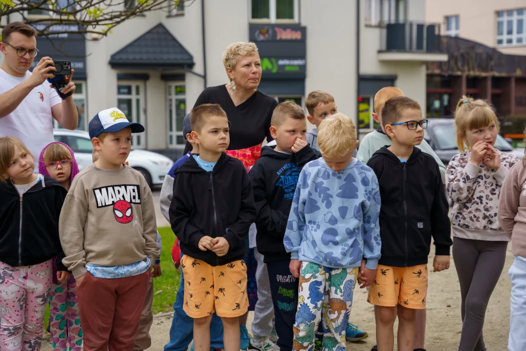 sadzenie drzew w skierniewicach z okazji miedzynarodowego dnia ziemi 19 z 48