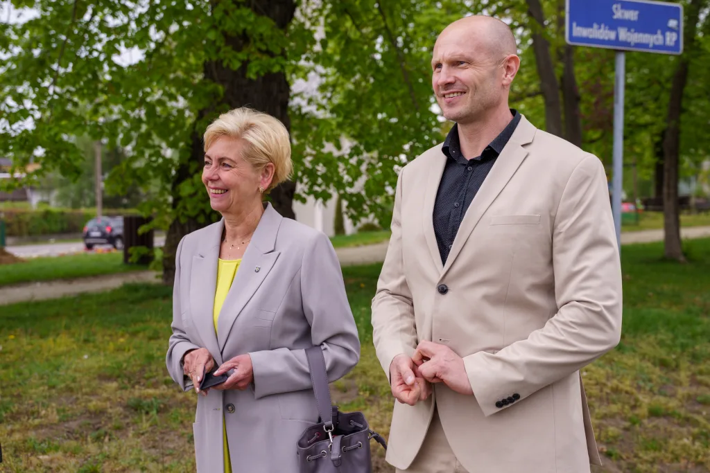 sadzenie drzew w skierniewicach z okazji miedzynarodowego dnia ziemi 2 z 48