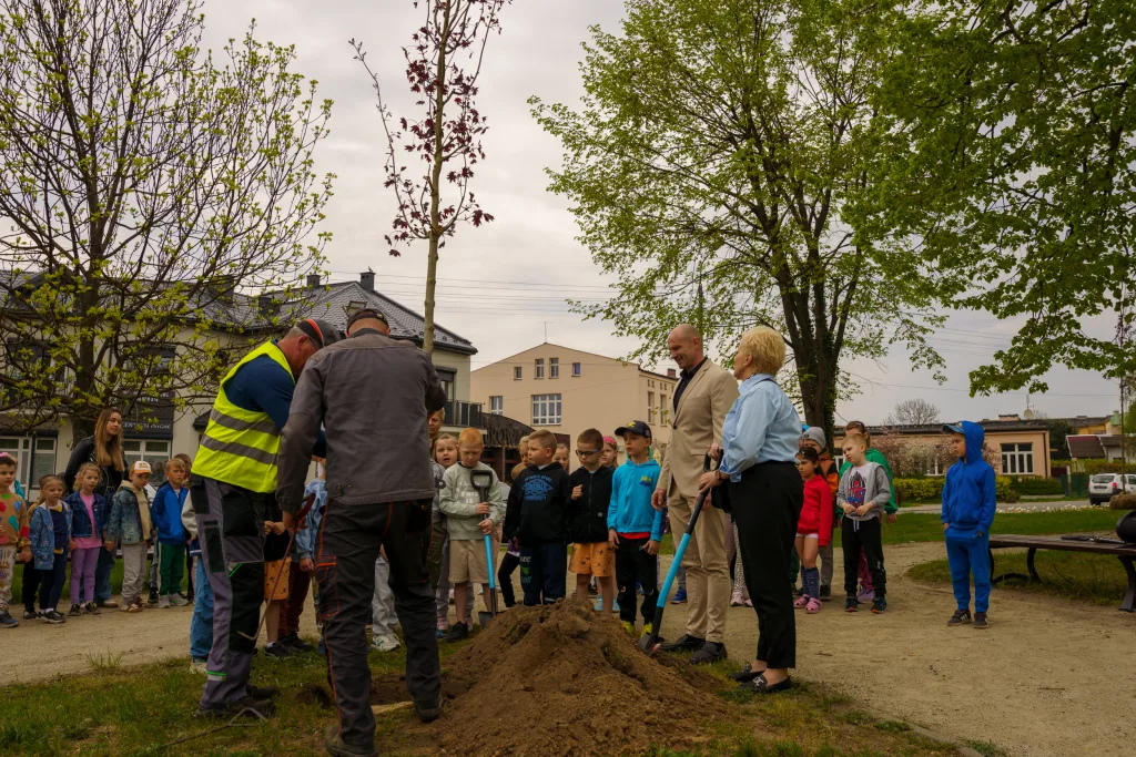 sadzenie drzew w skierniewicach z okazji miedzynarodowego dnia ziemi 23 z 48
