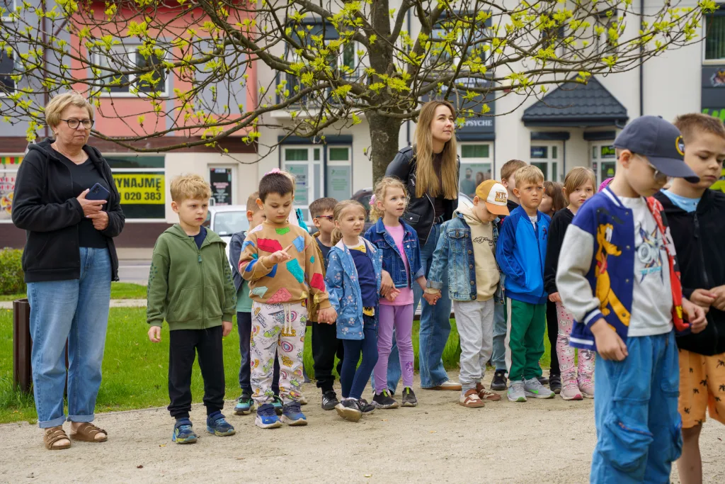 sadzenie drzew w skierniewicach z okazji miedzynarodowego dnia ziemi 24 z 48