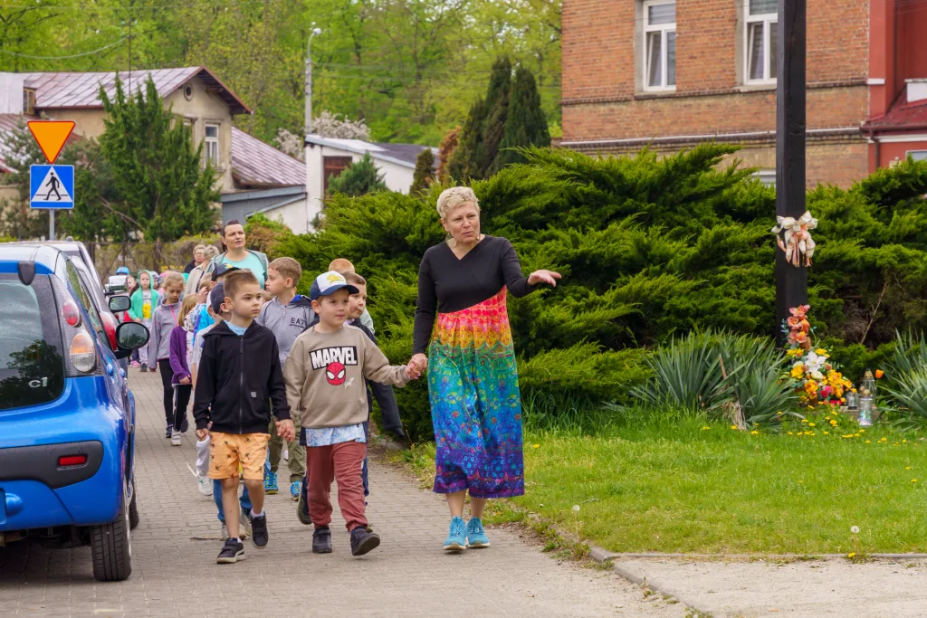 sadzenie drzew w skierniewicach z okazji miedzynarodowego dnia ziemi 3 z 48
