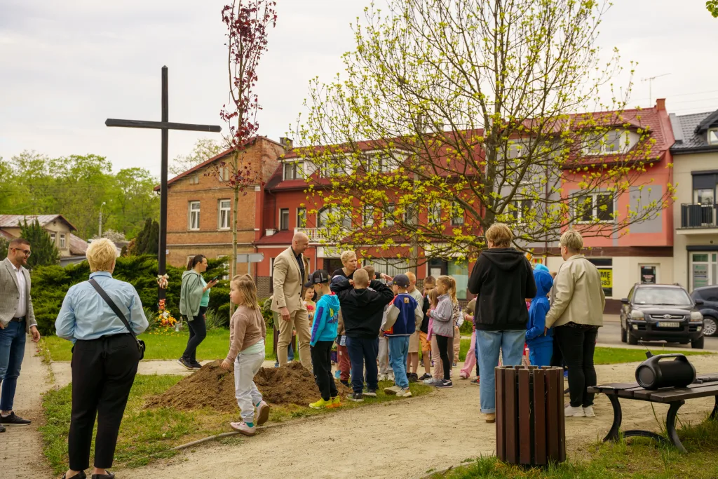sadzenie drzew w skierniewicach z okazji miedzynarodowego dnia ziemi 34 z 48