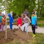 sadzenie drzew w skierniewicach z okazji miedzynarodowego dnia ziemi 35 z 48