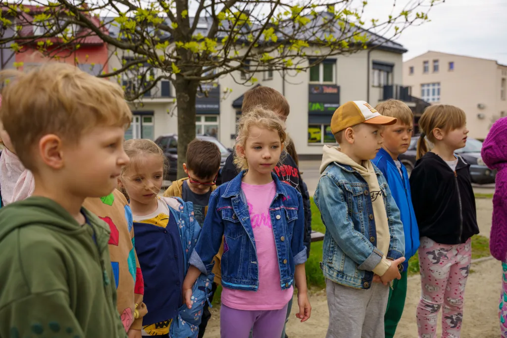 sadzenie drzew w skierniewicach z okazji miedzynarodowego dnia ziemi 36 z 48