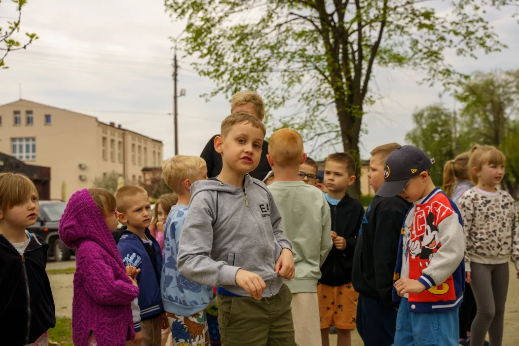 sadzenie drzew w skierniewicach z okazji miedzynarodowego dnia ziemi 37 z 48