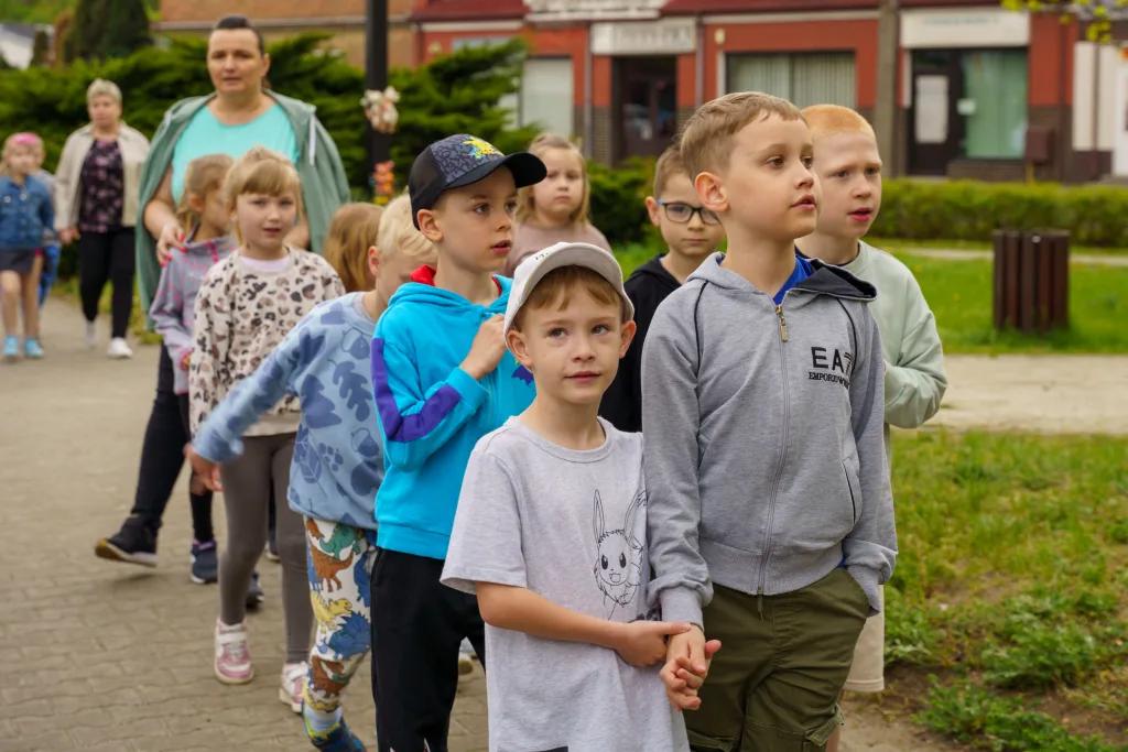 sadzenie drzew w skierniewicach z okazji miedzynarodowego dnia ziemi 4 z 48