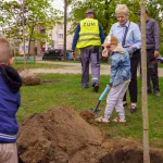 sadzenie drzew w skierniewicach z okazji miedzynarodowego dnia ziemi 40 z 48