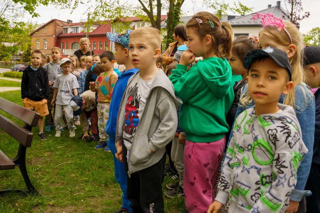 sadzenie drzew w skierniewicach z okazji miedzynarodowego dnia ziemi 44 z 48