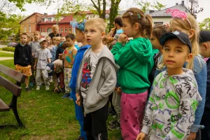 sadzenie drzew w skierniewicach z okazji miedzynarodowego dnia ziemi 44 z 48