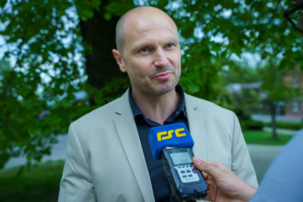 sadzenie drzew w skierniewicach z okazji miedzynarodowego dnia ziemi 47 z 48