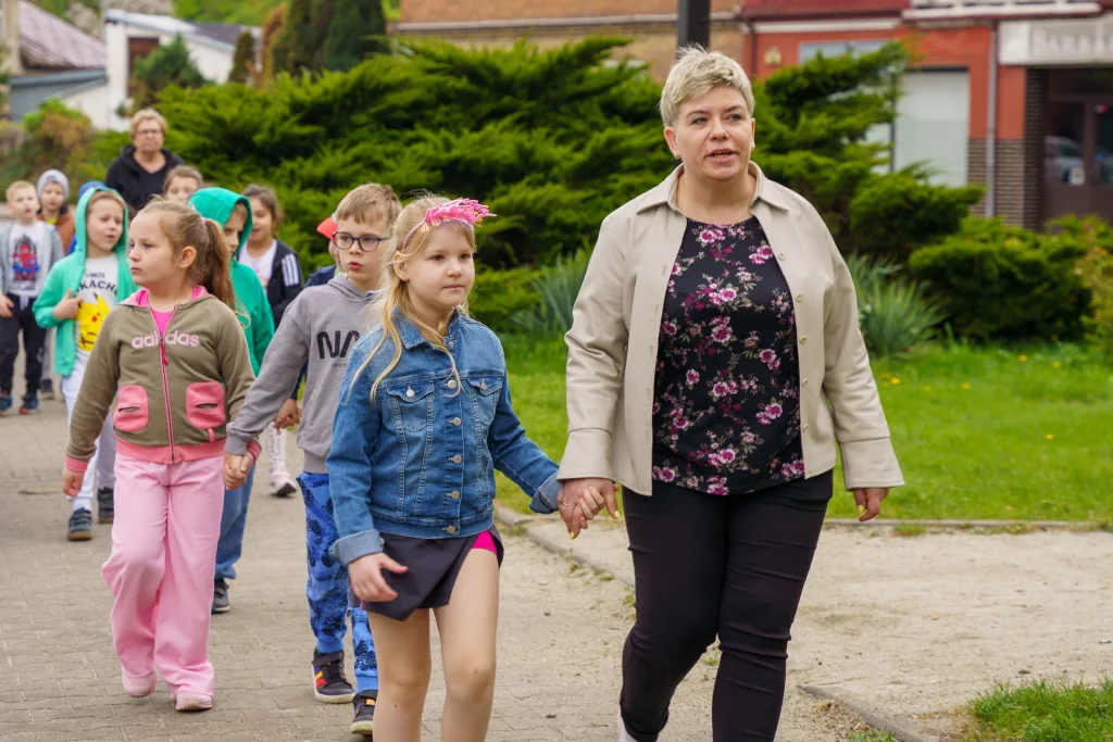 sadzenie drzew w skierniewicach z okazji miedzynarodowego dnia ziemi 5 z 48