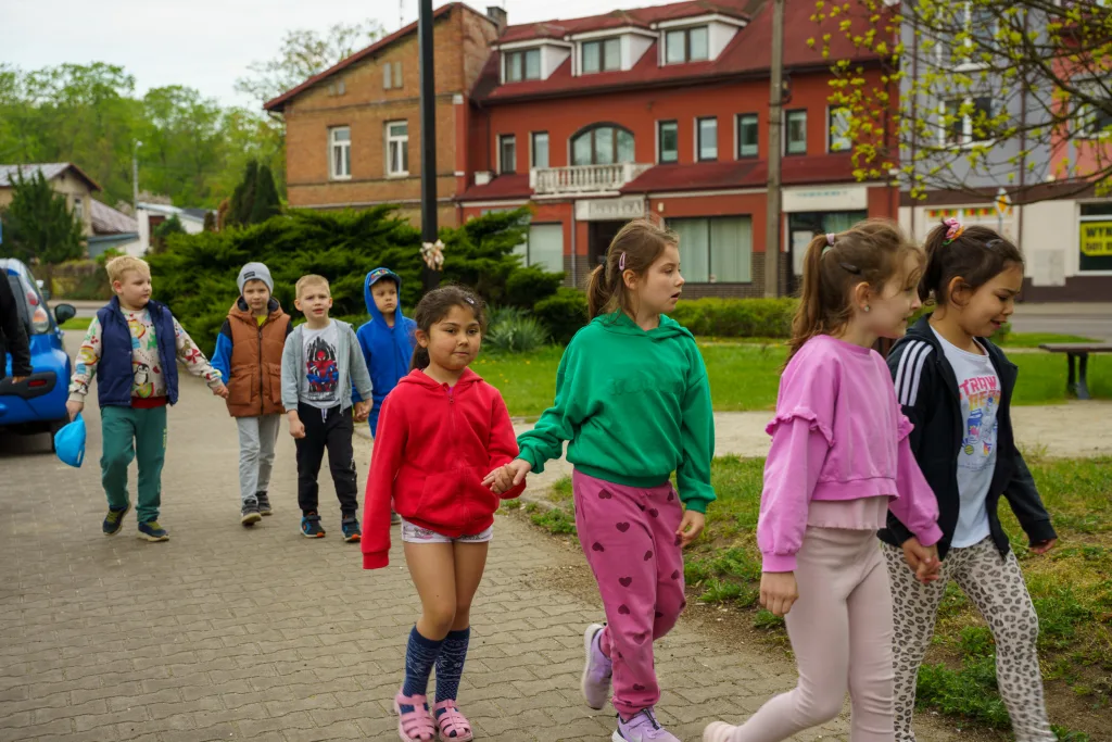 sadzenie drzew w skierniewicach z okazji miedzynarodowego dnia ziemi 6 z 48