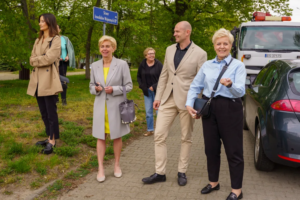 sadzenie drzew w skierniewicach z okazji miedzynarodowego dnia ziemi 7 z 48