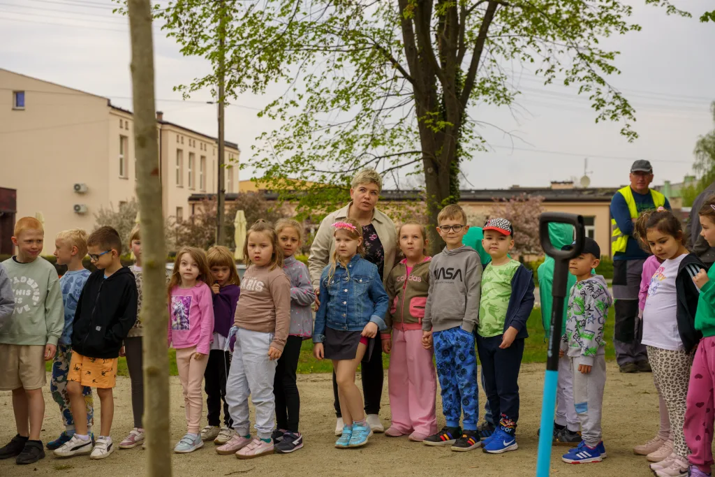 sadzenie drzew w skierniewicach z okazji miedzynarodowego dnia ziemi 8 z 48