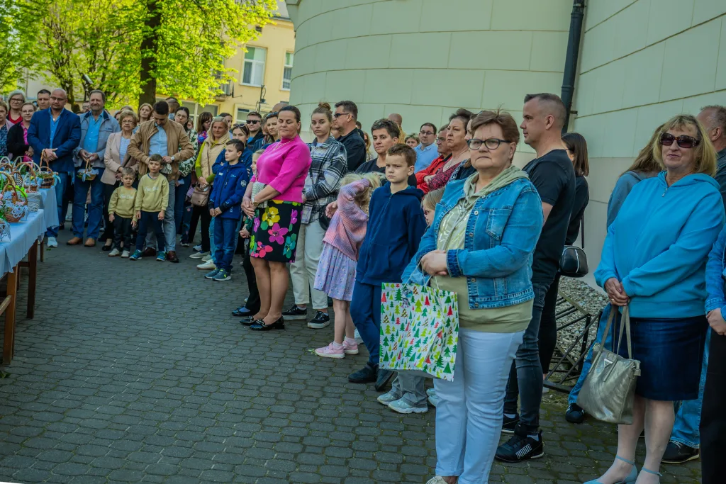 swiecenie koszyczkow w skierniewicach. w parafii sw. jakuba i sw. stanislawa nie zabraklo wiernych 1 z 80