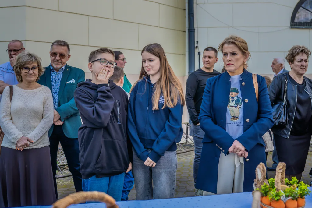 swiecenie koszyczkow w skierniewicach. w parafii sw. jakuba i sw. stanislawa nie zabraklo wiernych 10 z 80