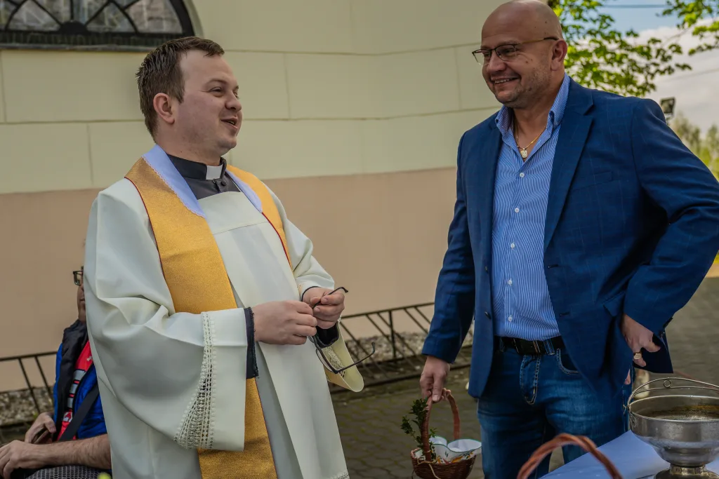 swiecenie koszyczkow w skierniewicach. w parafii sw. jakuba i sw. stanislawa nie zabraklo wiernych 11 z 80