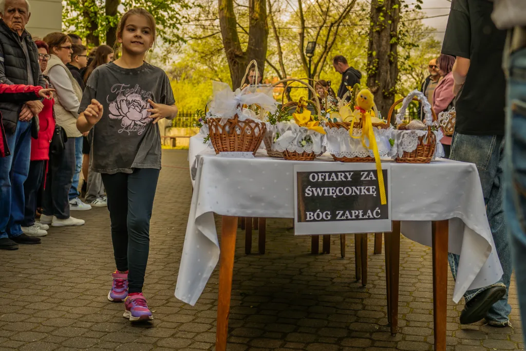 swiecenie koszyczkow w skierniewicach. w parafii sw. jakuba i sw. stanislawa nie zabraklo wiernych 17 z 80