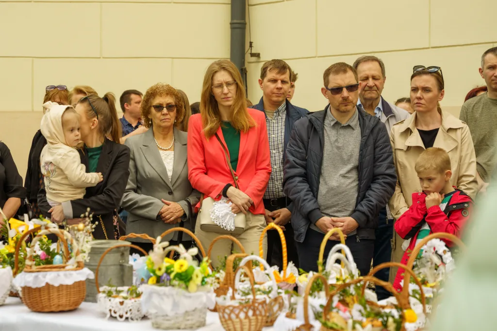 swiecenie koszyczkow w skierniewicach. w parafii sw. jakuba i sw. stanislawa nie zabraklo wiernych 23 z 80