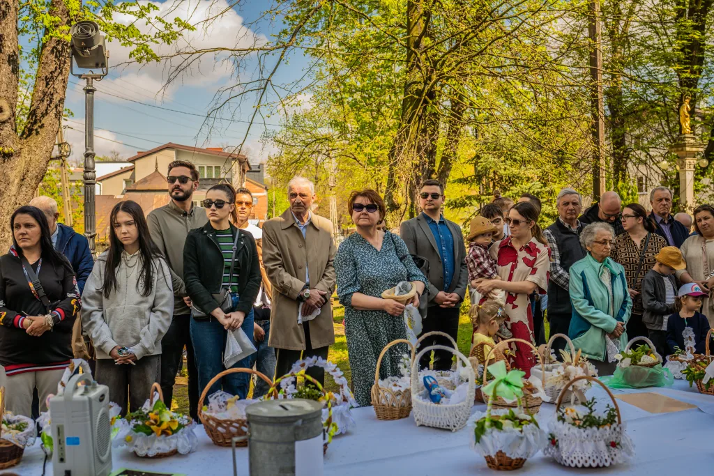 swiecenie koszyczkow w skierniewicach. w parafii sw. jakuba i sw. stanislawa nie zabraklo wiernych 3 z 80