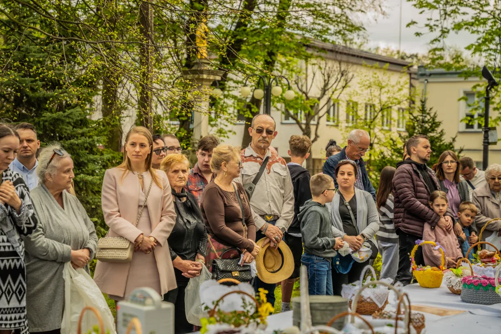swiecenie koszyczkow w skierniewicach. w parafii sw. jakuba i sw. stanislawa nie zabraklo wiernych 44 z 80