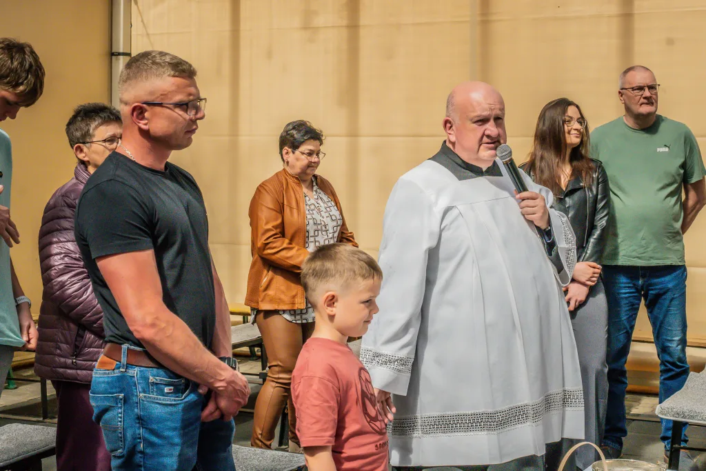 swiecenie koszyczkow w skierniewicach. w parafii sw. jakuba i sw. stanislawa nie zabraklo wiernych 49 z 80
