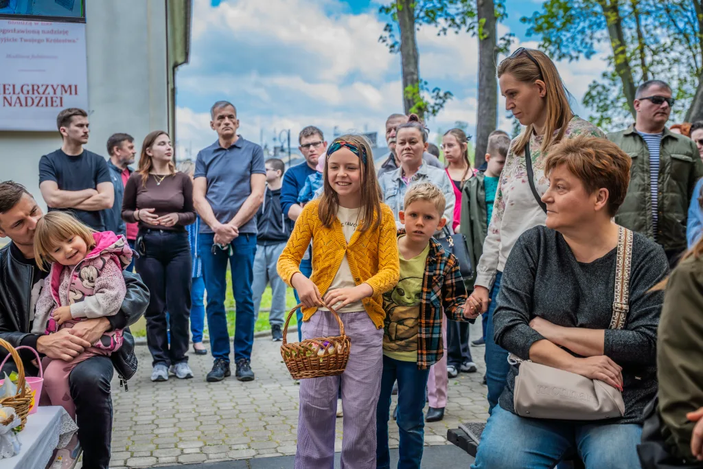 swiecenie koszyczkow w skierniewicach. w parafii sw. jakuba i sw. stanislawa nie zabraklo wiernych 69 z 80