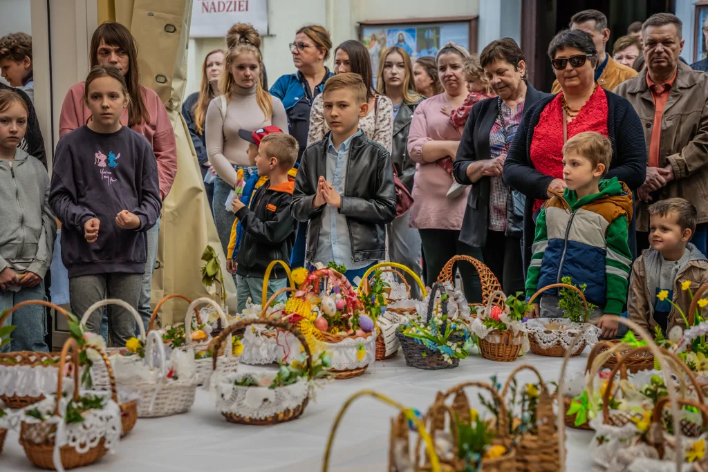 Święcenie koszyczków w Skierniewicach. W parafii św. Jakuba i św. Stanisława nie zabrakło wiernych 34 swiecenie koszyczkow w skierniewicach. w parafii sw. jakuba i sw. stanislawa nie zabraklo wiernych 75 z 80