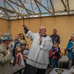 swiecenie koszyczkow w skierniewicach. w parafii sw. jakuba i sw. stanislawa nie zabraklo wiernych 79 z 80