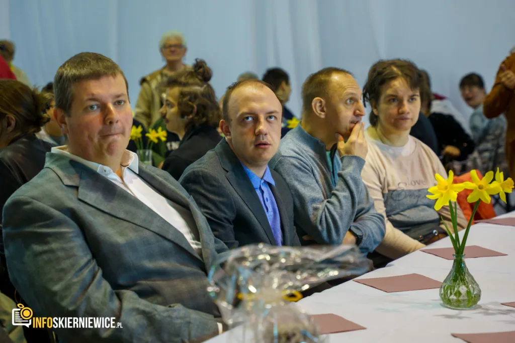 tlumy na pierwszym wielkanocnym spotkaniu mieszkancow skierniewic 21 z 76