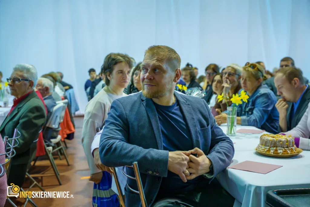tlumy na pierwszym wielkanocnym spotkaniu mieszkancow skierniewic 41 z 76
