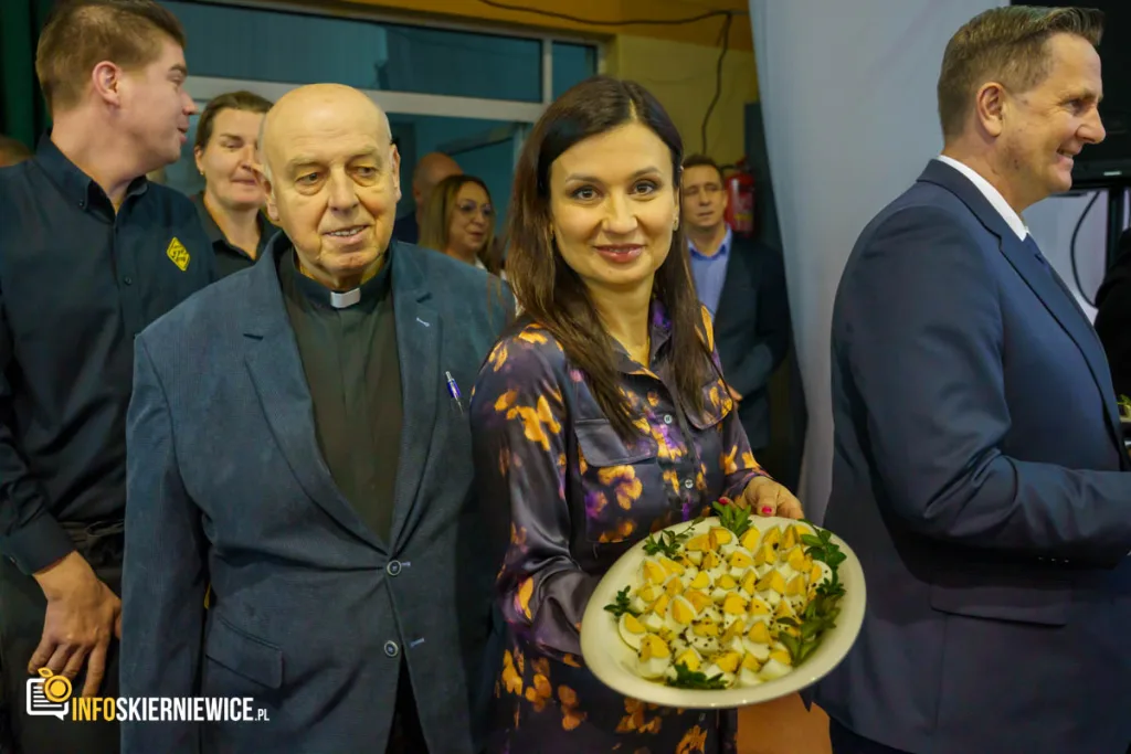 tlumy na pierwszym wielkanocnym spotkaniu mieszkancow skierniewic 49 z 76