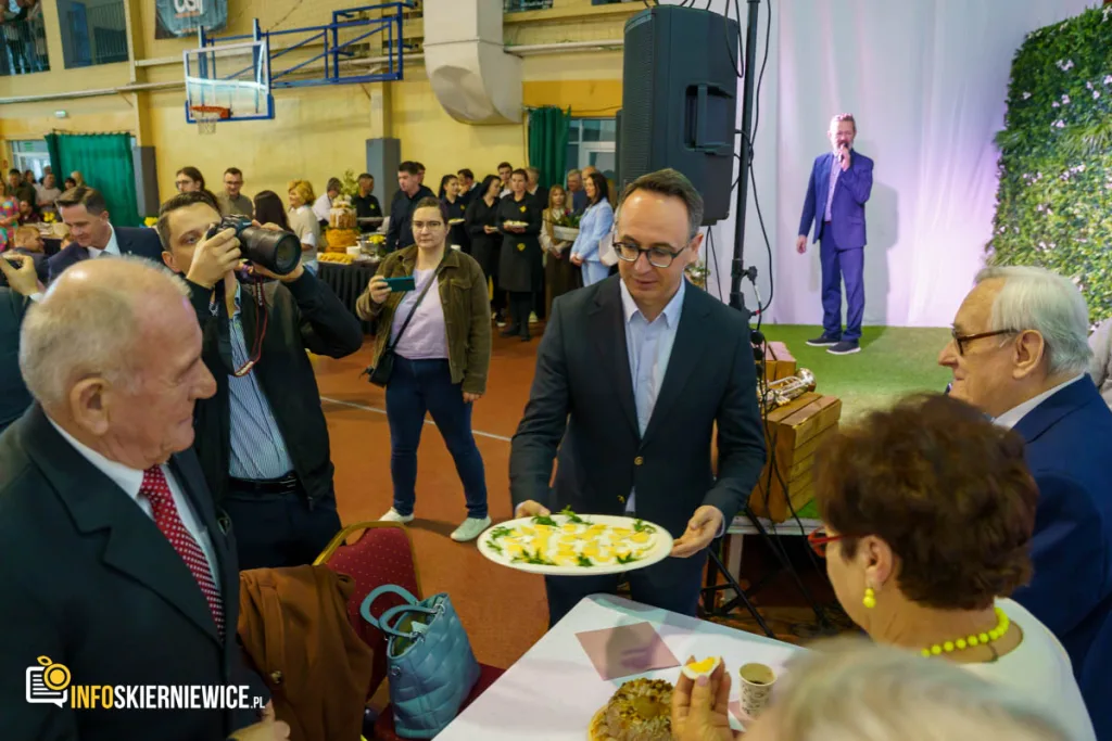tlumy na pierwszym wielkanocnym spotkaniu mieszkancow skierniewic 50 z 76