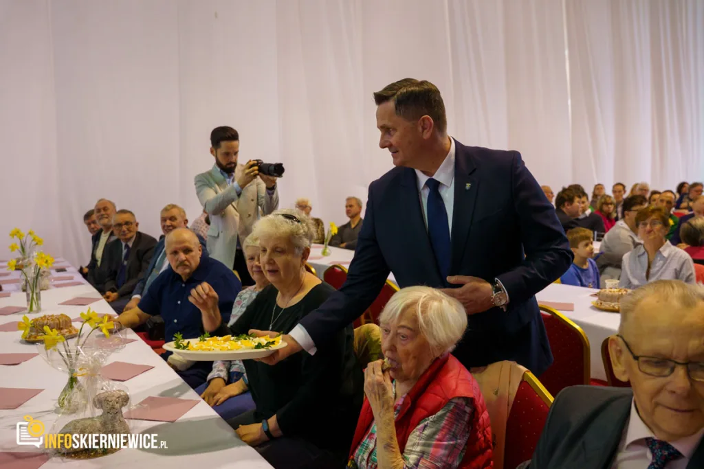 tlumy na pierwszym wielkanocnym spotkaniu mieszkancow skierniewic 51 z 76