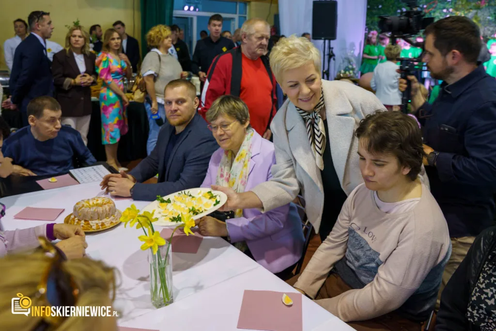 tlumy na pierwszym wielkanocnym spotkaniu mieszkancow skierniewic 56 z 76