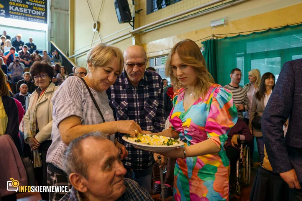 tlumy na pierwszym wielkanocnym spotkaniu mieszkancow skierniewic 58 z 76